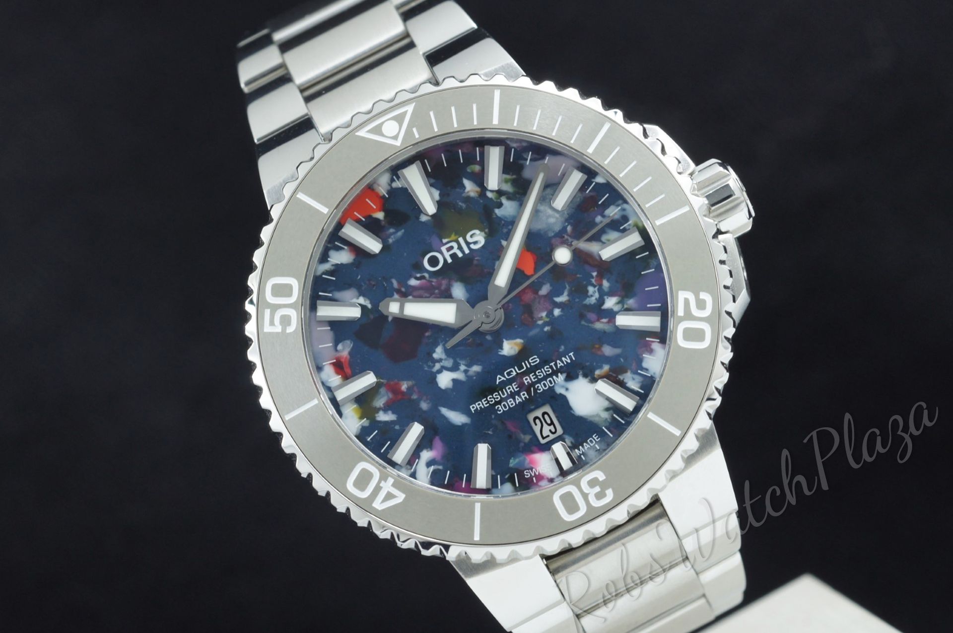 Foto horloge vooraanzicht van een Oris Aquis Date Upcycle 01 733 7766 4150