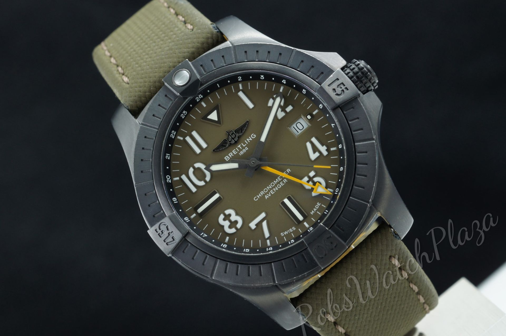 Foto horloge vooraanzicht van een Breitling Avenger Night Mission GMT 45 L.E. V32395