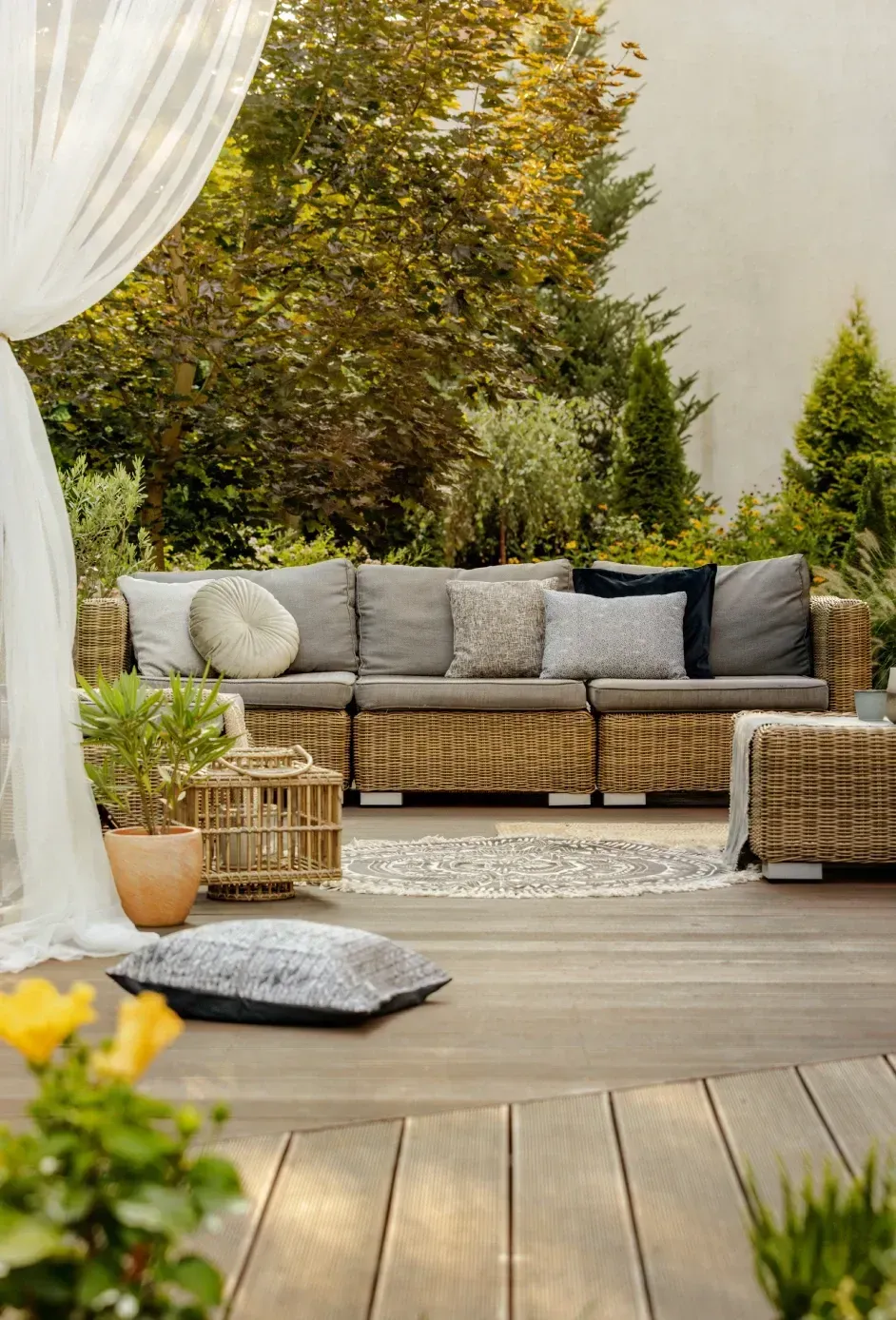 OUTDOOR LIVING