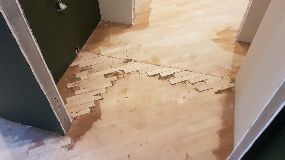 lavori in corso per levigatura pavimento in legno