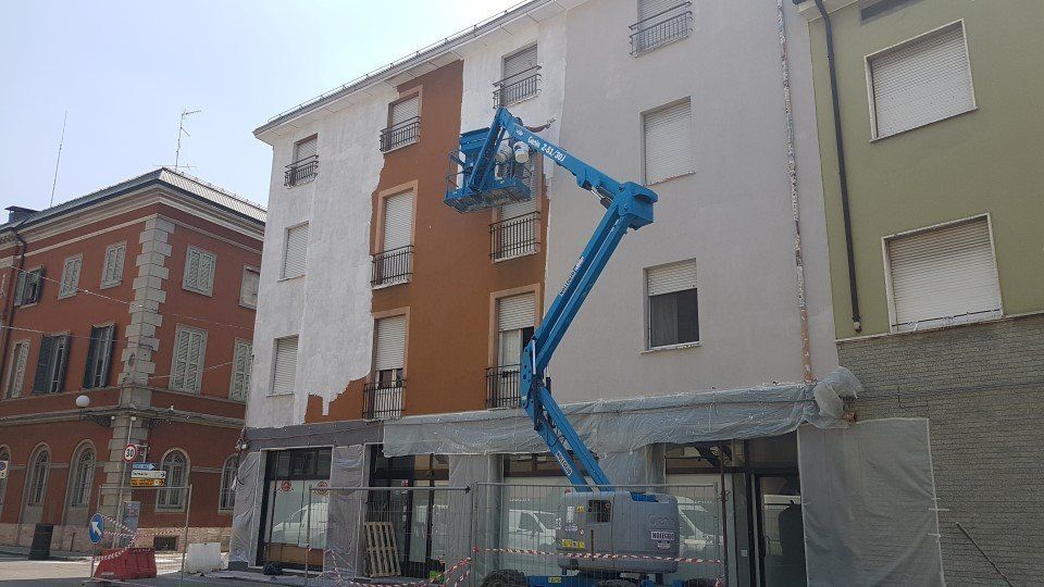 Lavori per tinteggiatura di una facciata color terracotta