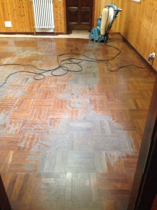 Restyling con verniciatura di un pavimento in legno