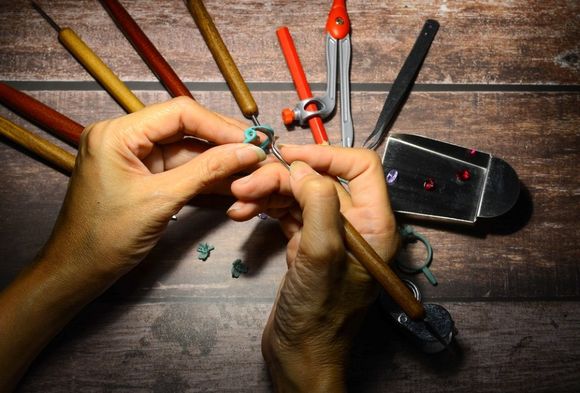lavorazione di gioielli e accessori moda