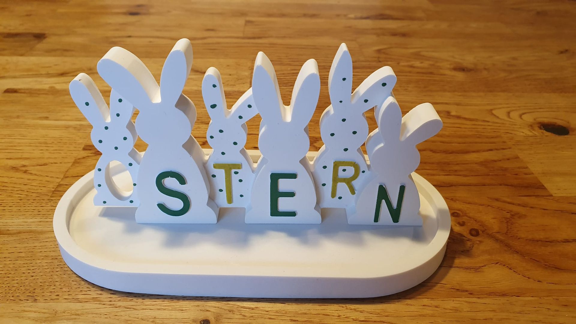 Décoration de lapin de Pâques blanc avec les lettres « ESTERN » sur une surface en bois
