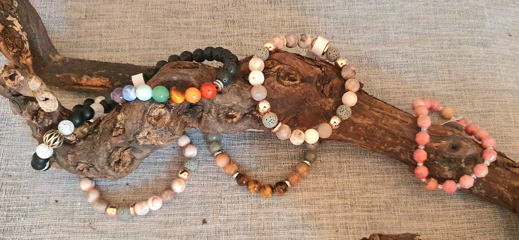 Bracelets de perles assortis et bijoux en coquillage sur une surface beige texturée