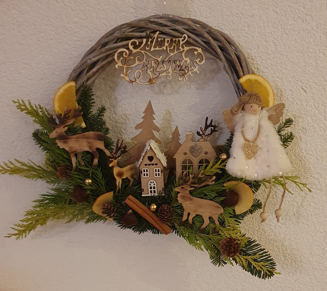 Couronne d'hiver rustique avec maison miniature, cerf, brins de sapin et une chaussette blanche décorative