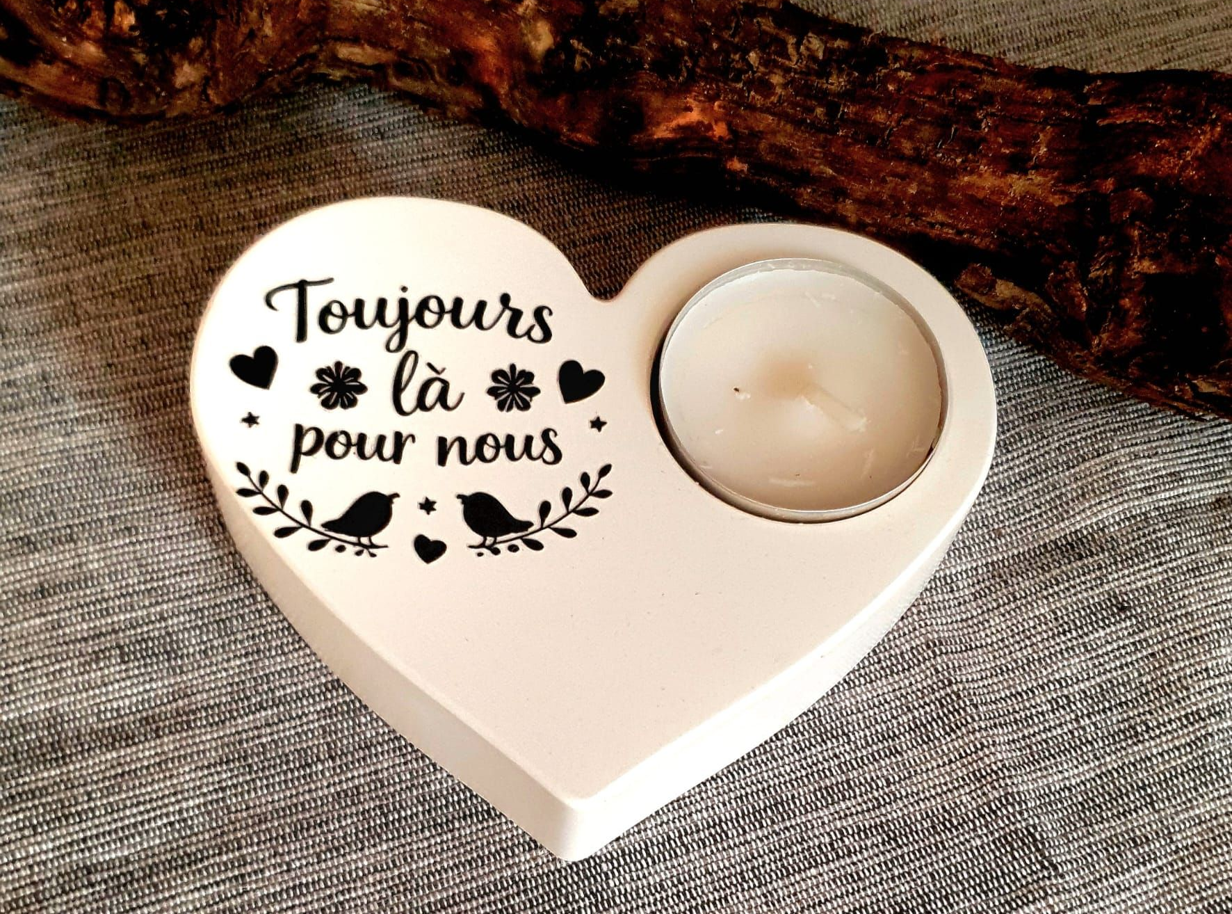 Bougeoir blanc en forme de cœur avec inscription française et petite bougie chauffe-plat