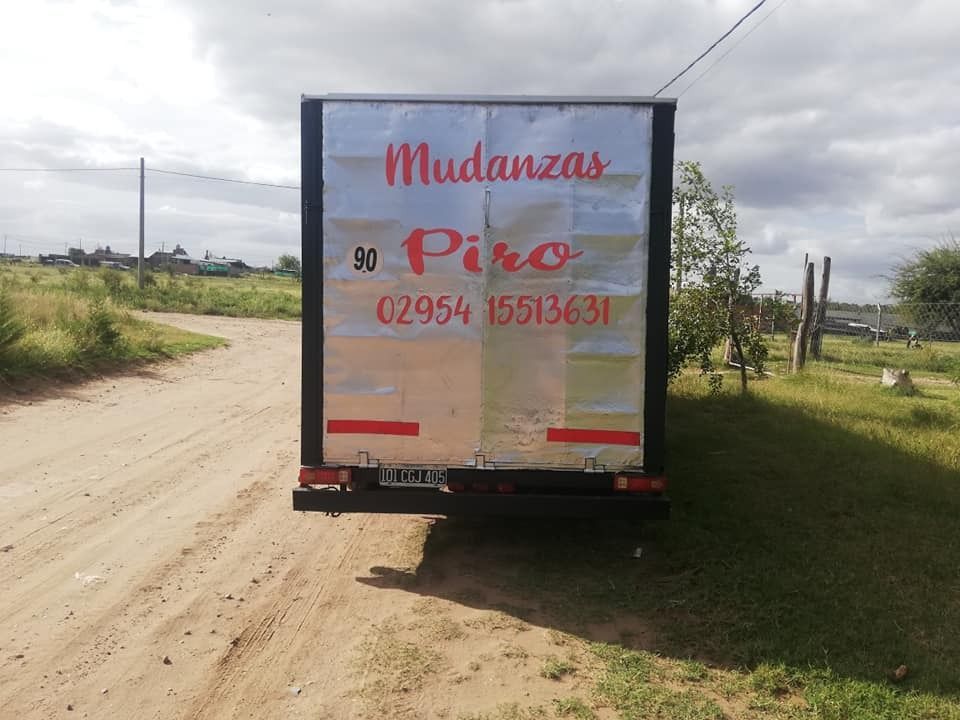 Camión pequeño en movimiento en un camino de tierra, con el texto “Mudanzas Piro”