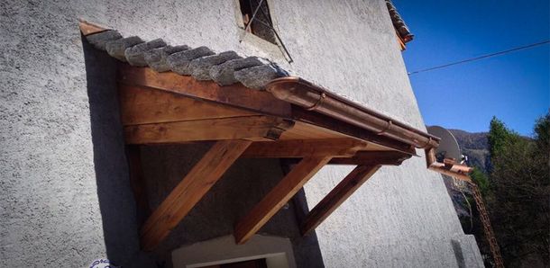 Grondaie e pluviali su misura installati su una copertura