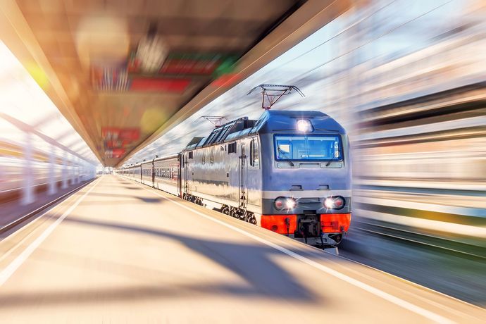 stazione ferroviaria treno in partenza