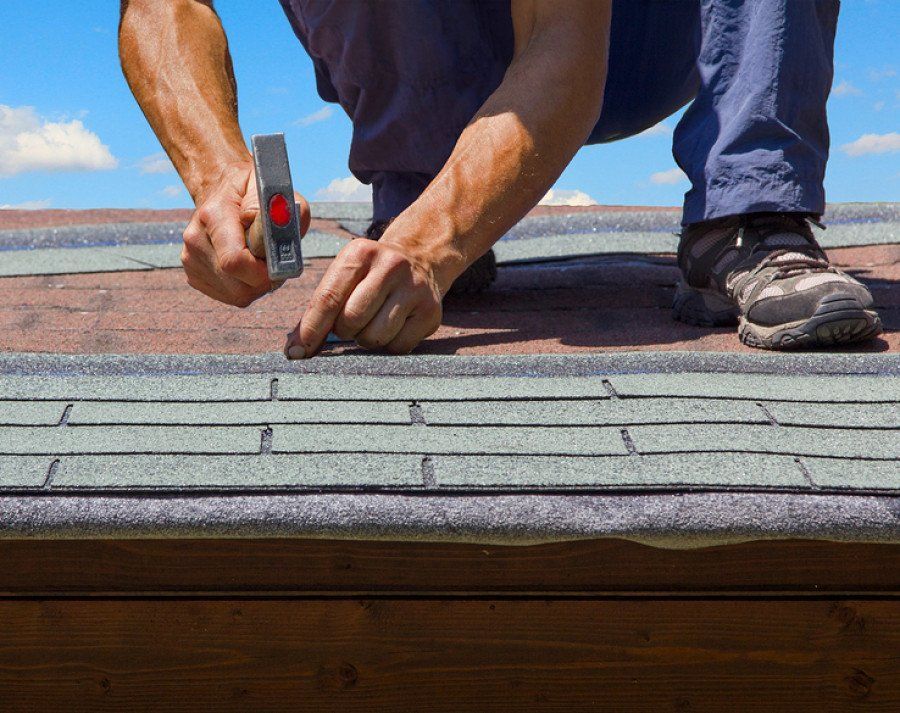 A professionla roofer fixing problems in the gutter