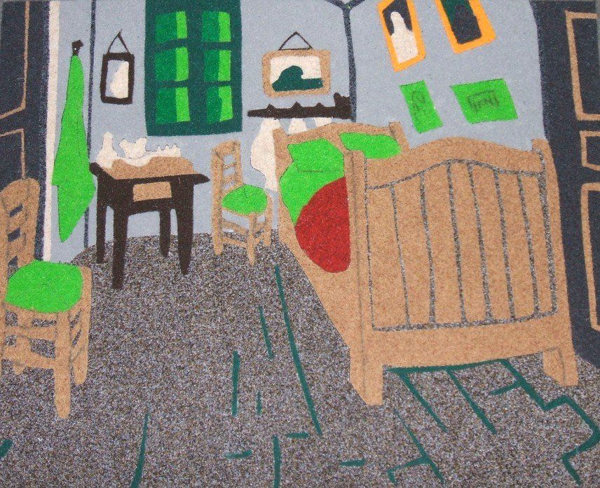 Accogliente camera da letto con letto in legno, piccola scrivania, sedia verde, quadri appesi e tappeto grigio a motivi geometrici.