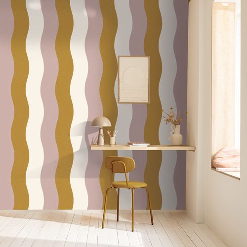 Elegante soggiorno con divani beige, quadri a motivi geometrici alle pareti e una poltrona nera vicino a una finestra.