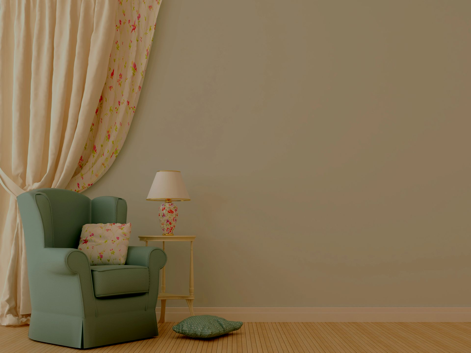 Accogliente angolo soggiorno con poltrona color menta, lampada da comodino, cuscino e tende drappeggiate su una parete beige.