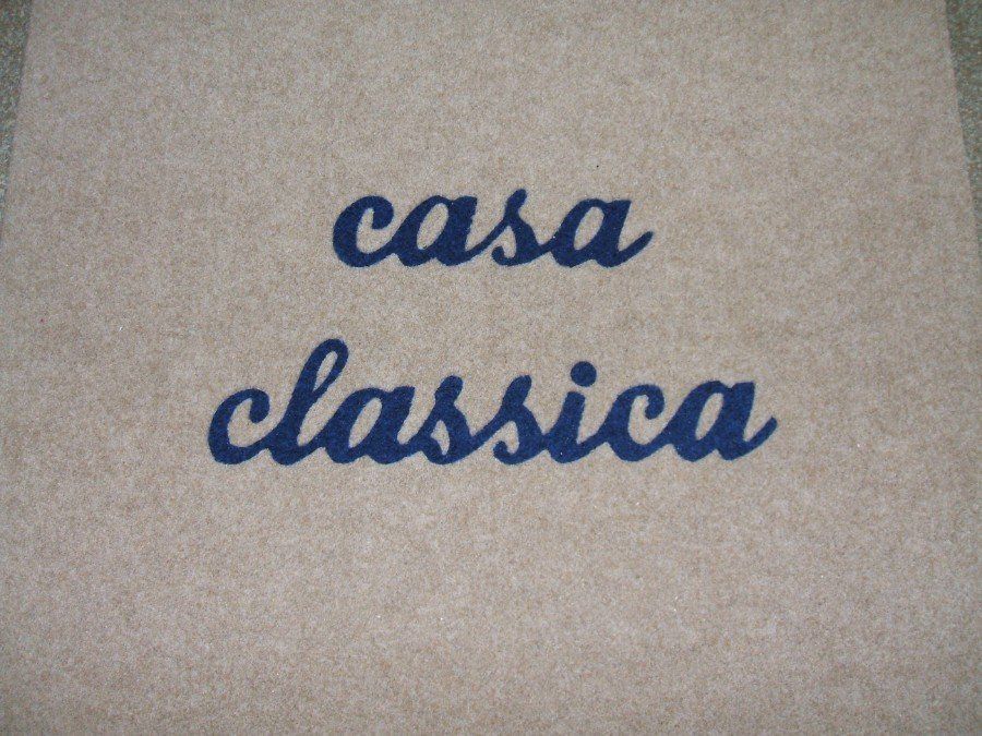 Logo blu “casa classica” su sfondo beige