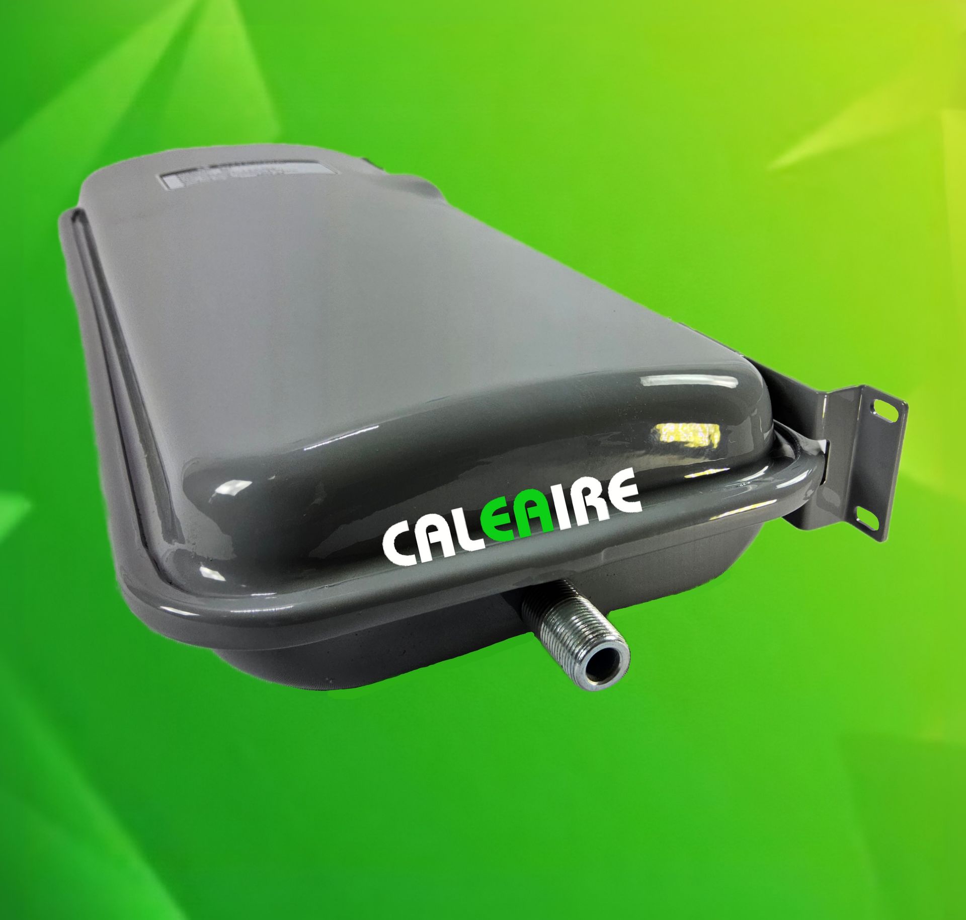 Depósito de refrigerante Calaire gris con logotipo verde, montado en soporte con conexión metálica.