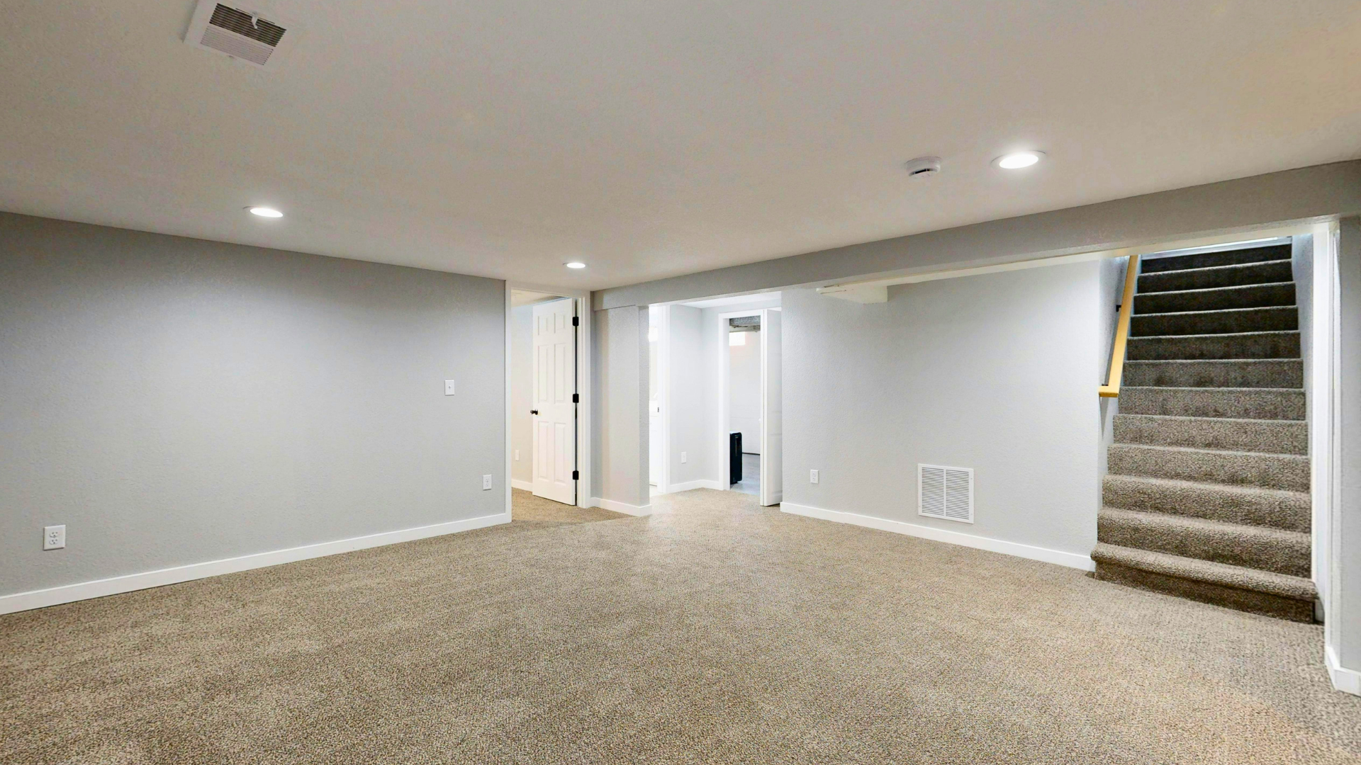 A room with a flat screen tv and speakers