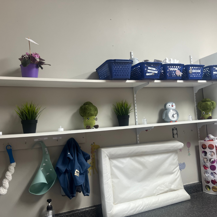 Étagère de rangement organisée dans une salle de la garderie