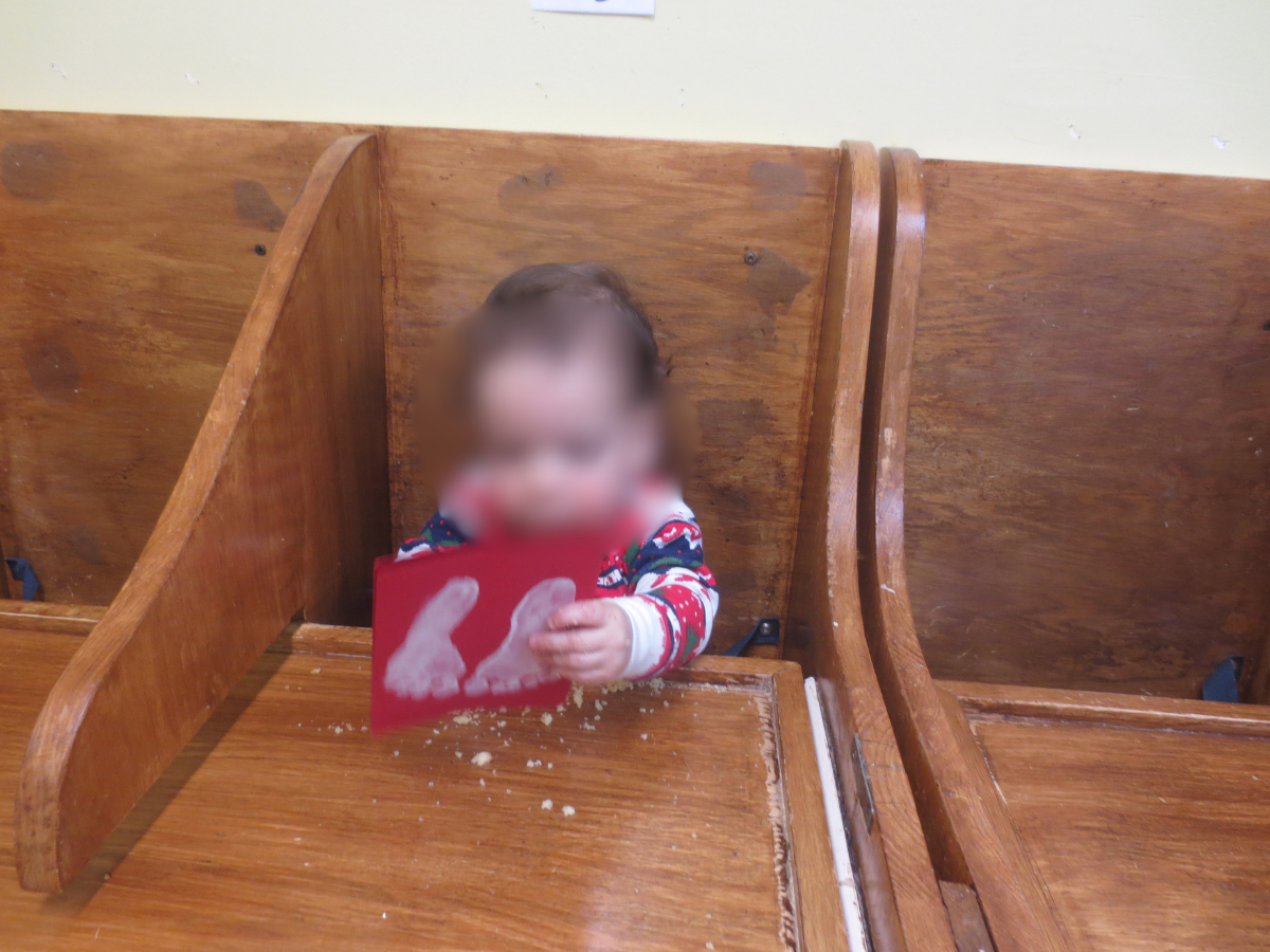 Accueil chaleureux d'un enfant par une éducatrice