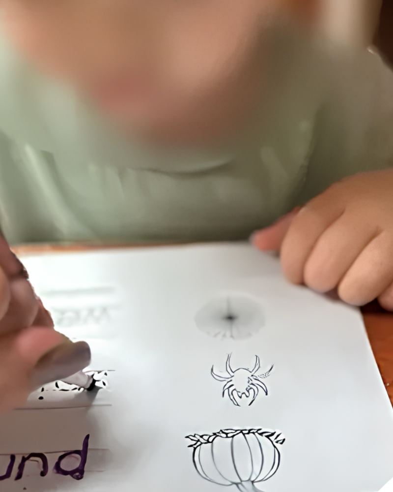 Enfant concentré durant une activité de coloriage