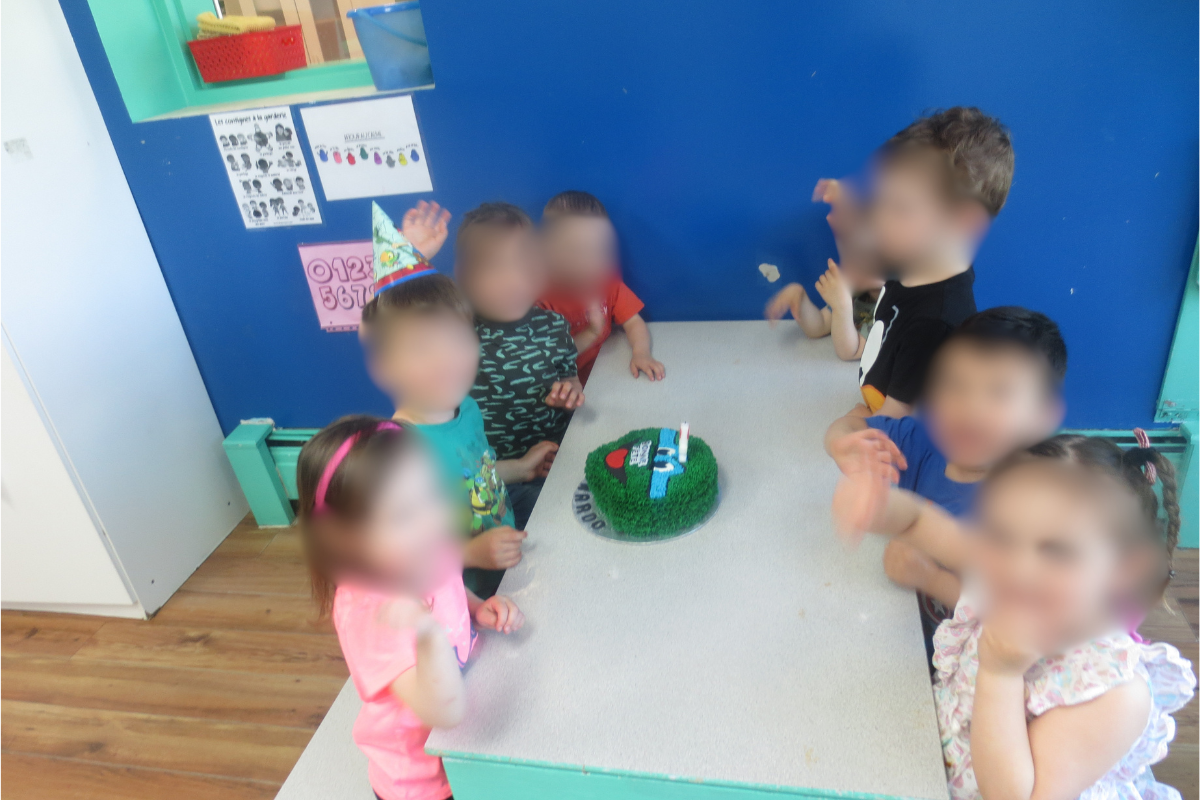 Enfants partageant un repas et une activité guidée