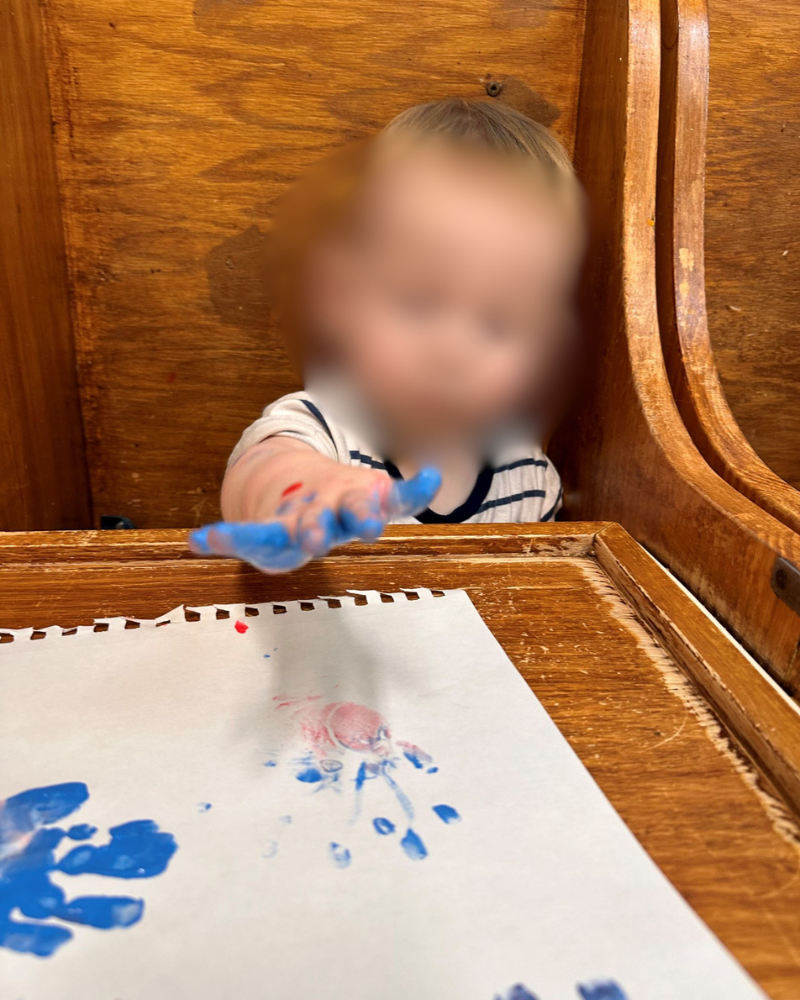 B&eacute;b&eacute; explorant un mat&eacute;riel sensoriel