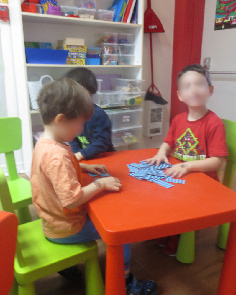 Enfant réalisant une activité créative