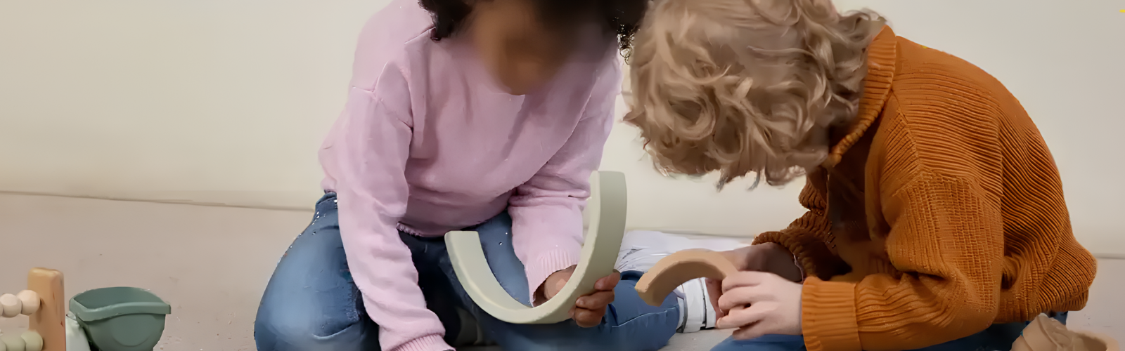 Enfants et éducatrice partageant un moment calme de découverte