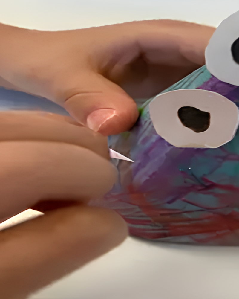 Enfant réalisant une activité créative avec ses mains