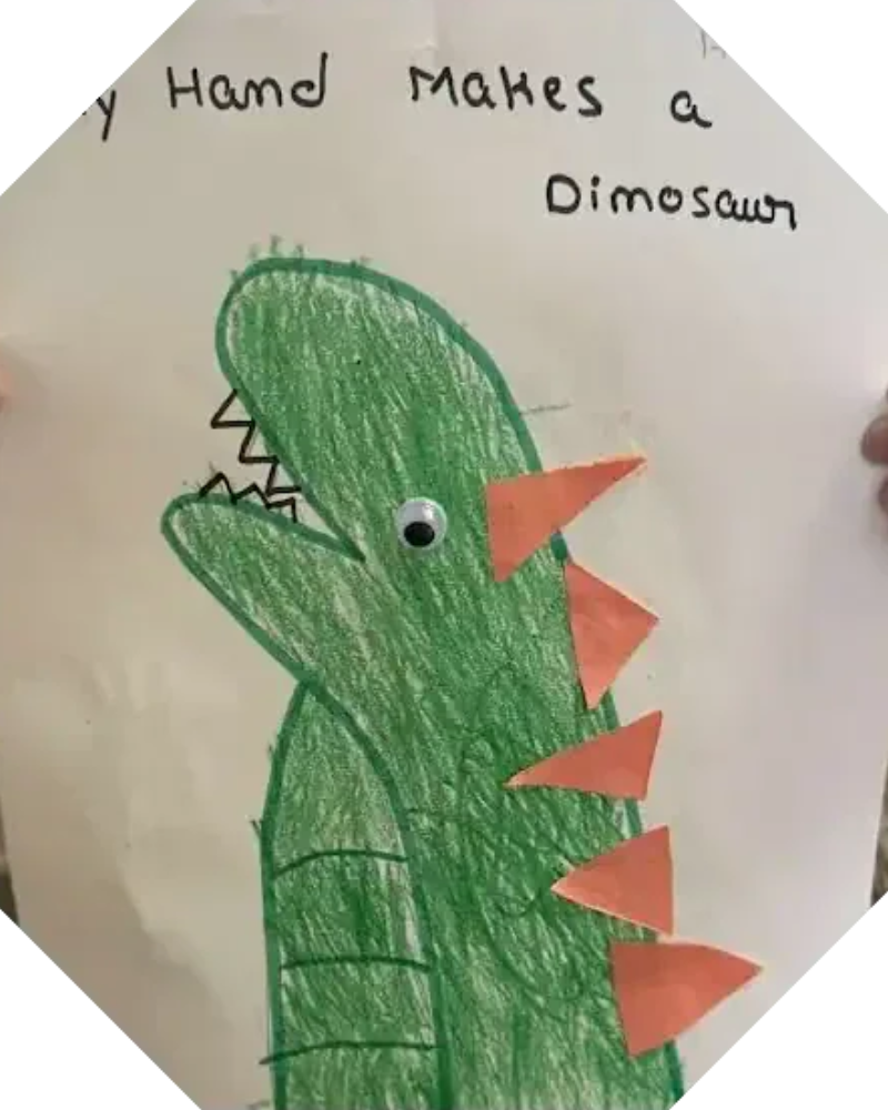Bricolage d'enfant représentant un dinosaure, réalisé à la garderie