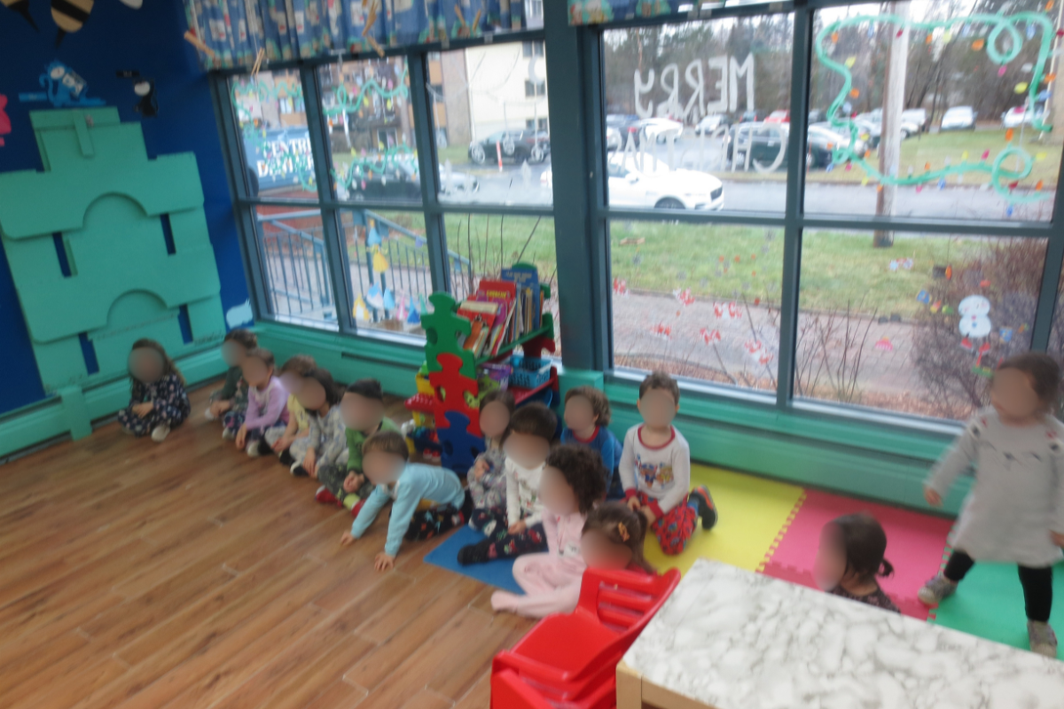 Moment de repas chaleureux avec une éducatrice et des enfants