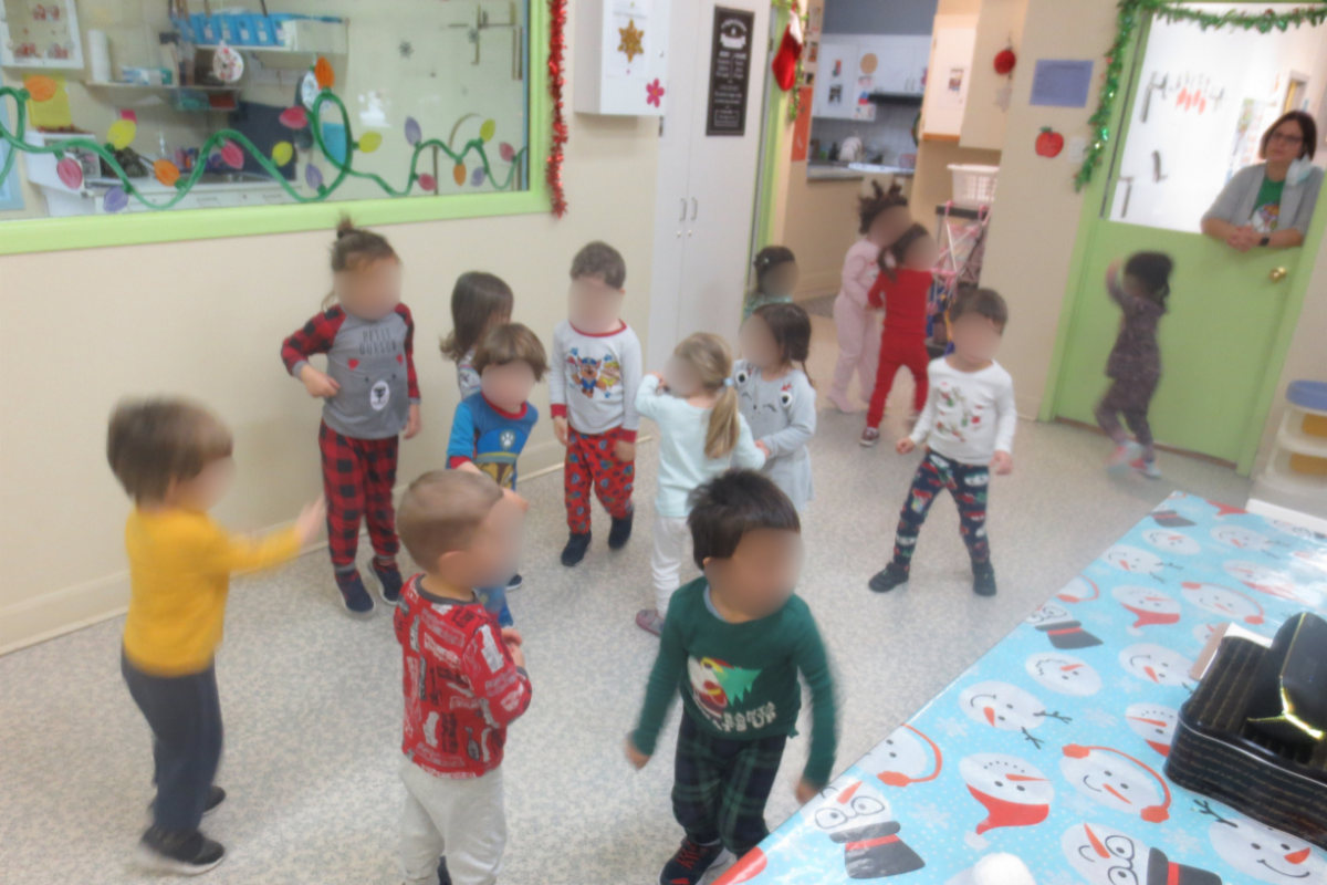 Un parent et son enfant arrivant à la garderie