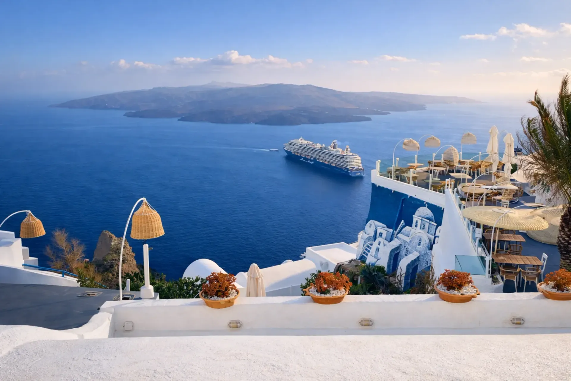 Private tour in Santorini with caldera and cruise ship views