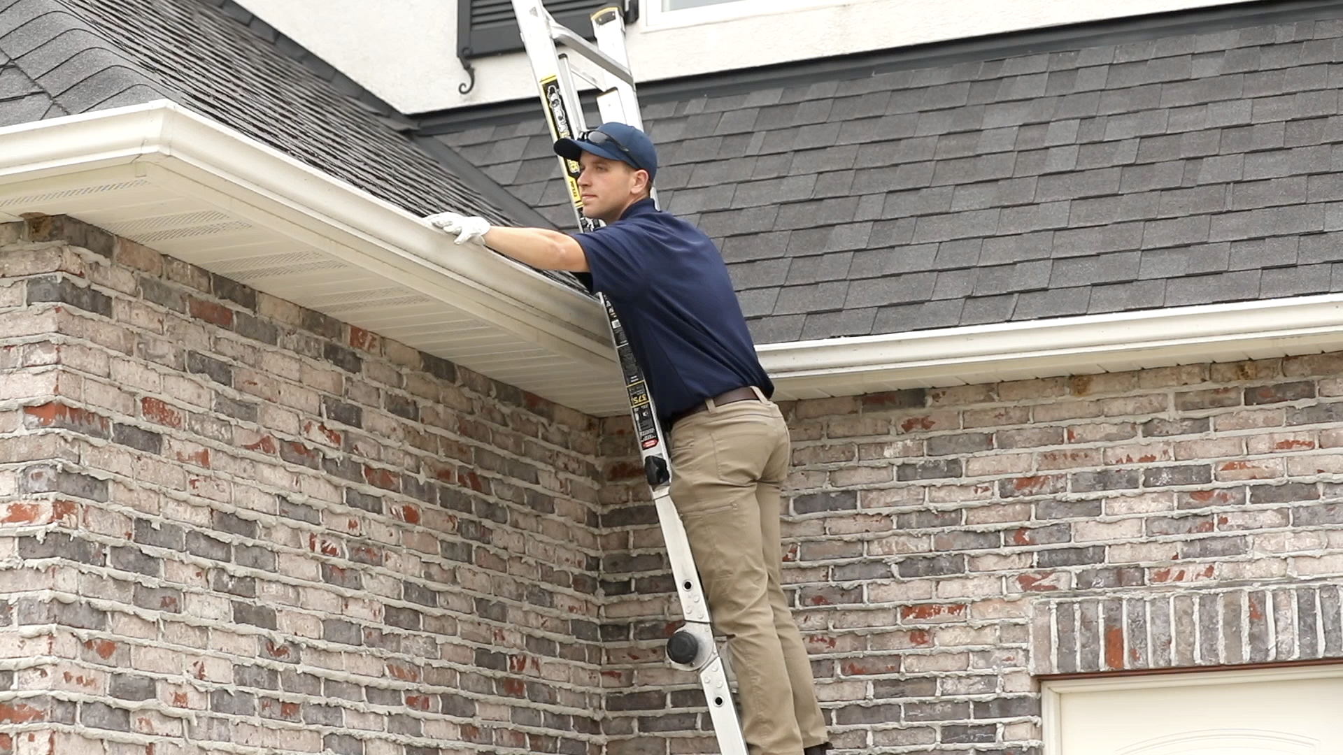 Green Pro Services crew cleaning gutters on a Frankfort, Illinois home