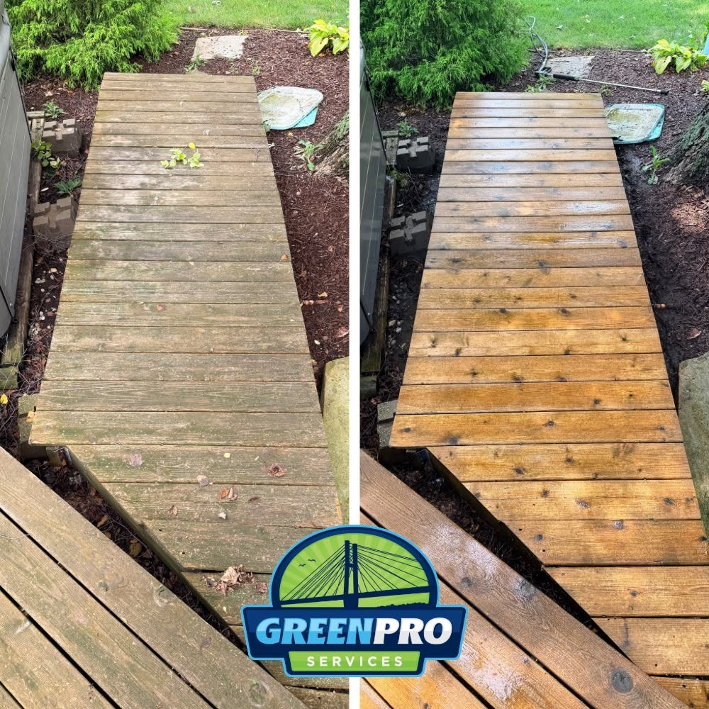 Deck pressure washing before and after results in Bourbonnais, IL