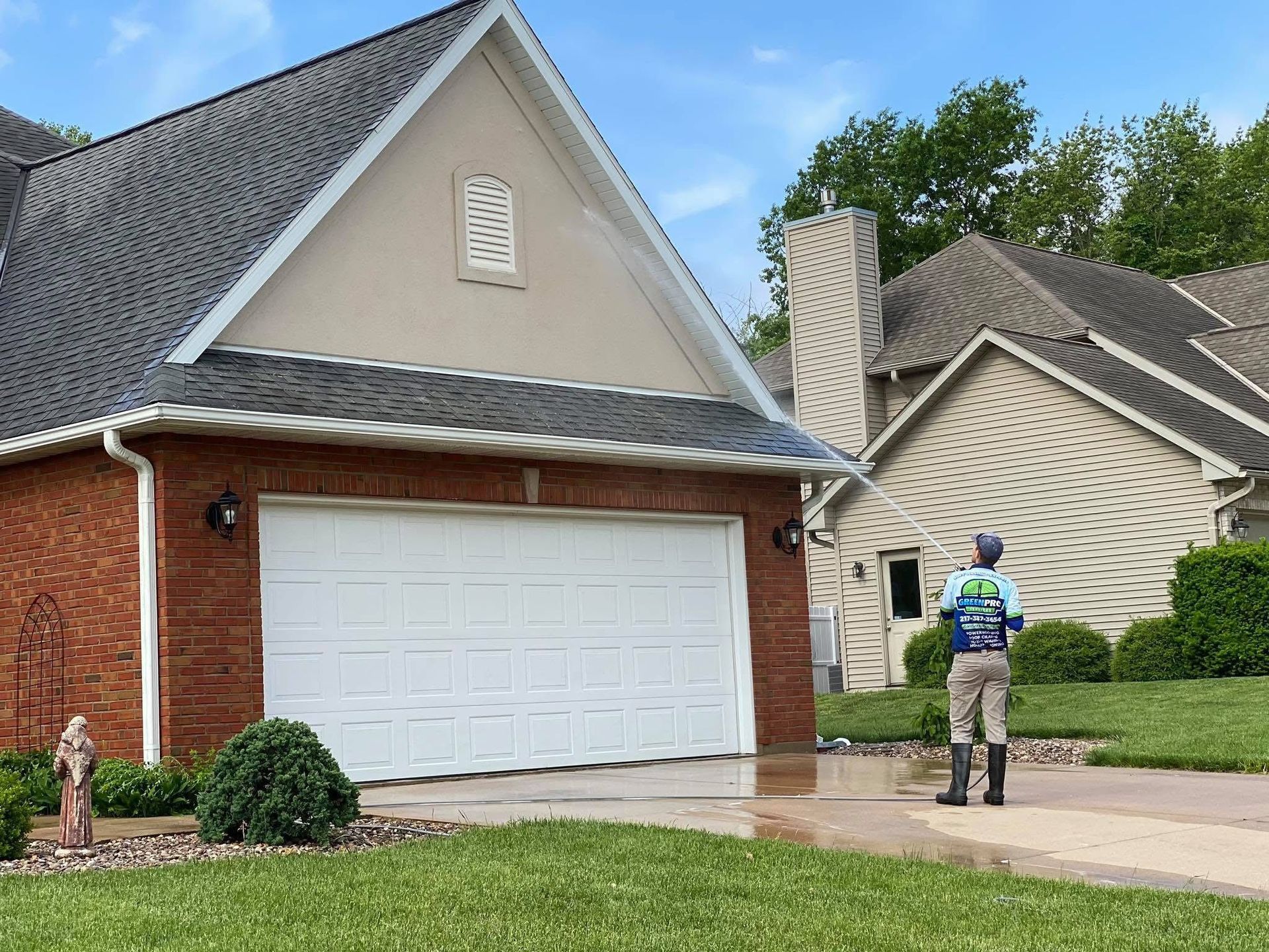 Green Pro Services house washing in Bourbonnais, Illinois