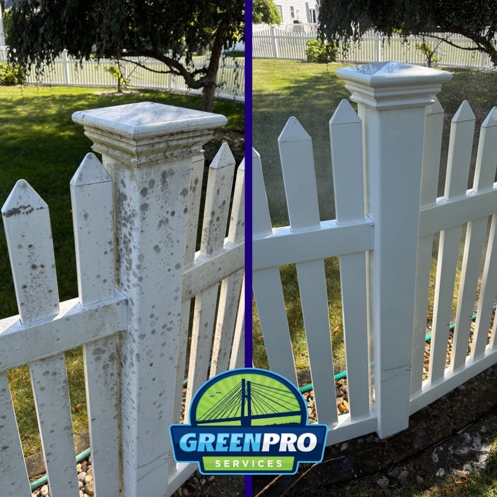Vinyl fence soft washing in Frankfort IL by Green Pro Services