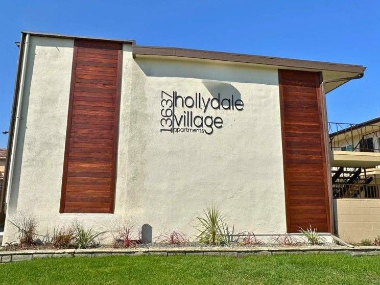 Hollydale Village