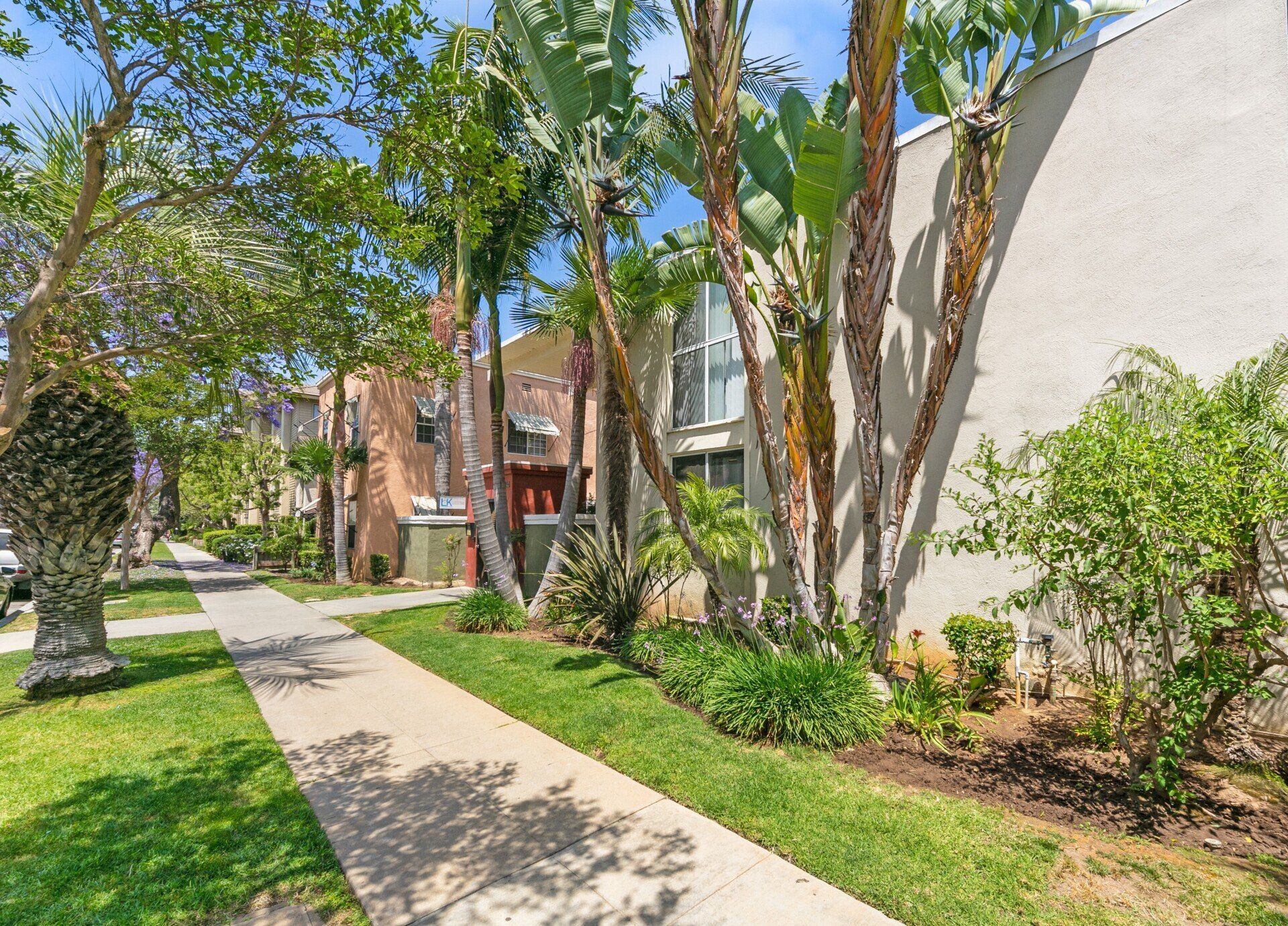 Knolls on Elm Apartments (Long Beach)