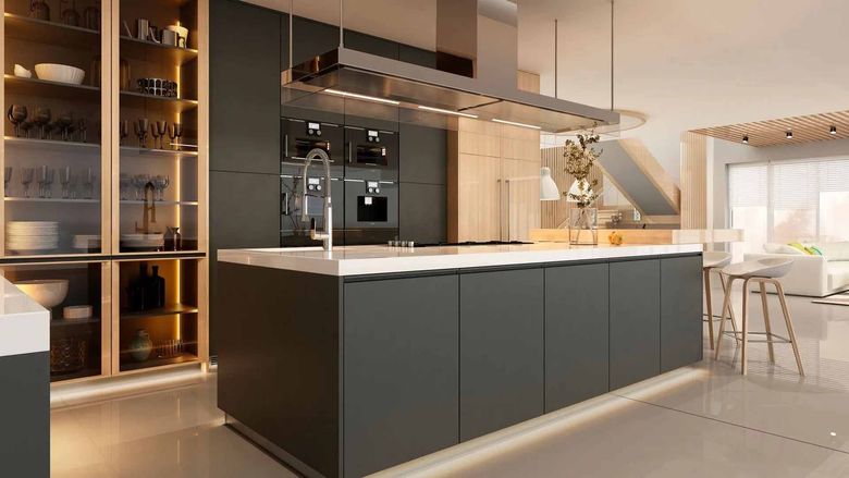 Cuisine moderne avec armoires gris foncé, îlot et étagères en bois clair.
