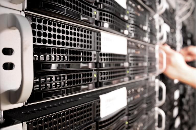 Reliable virtual server solutions for modern IT environments Close-up of a rack-mounted server representing virtualized computing infrastructure