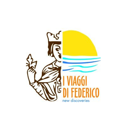 Logo di una persona che tiene una foglia accanto a un sole e all'oceano, con la scritta 