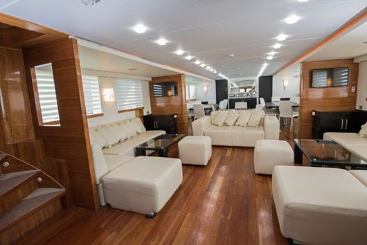 Interno yacht