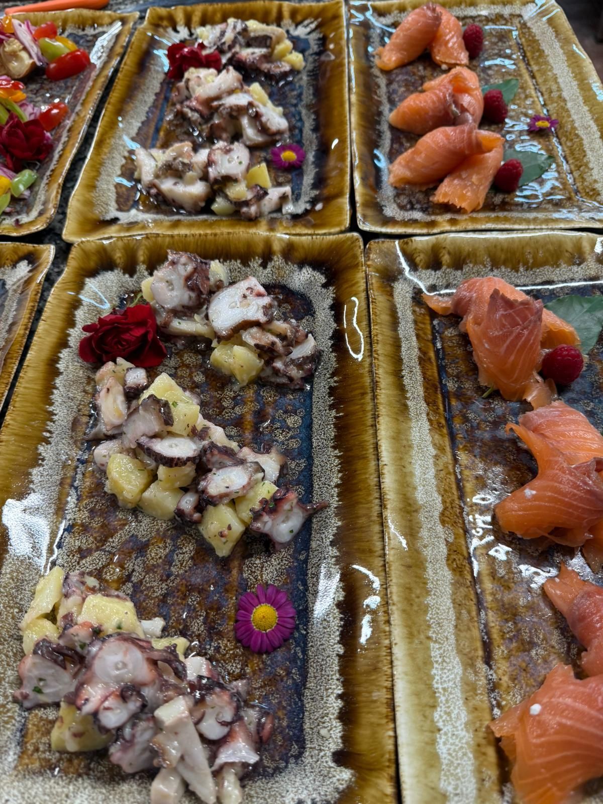 Piatto di frutti di mare con ostriche, gamberi, granchio e limone su un tavolo accanto a una finestra luminosa