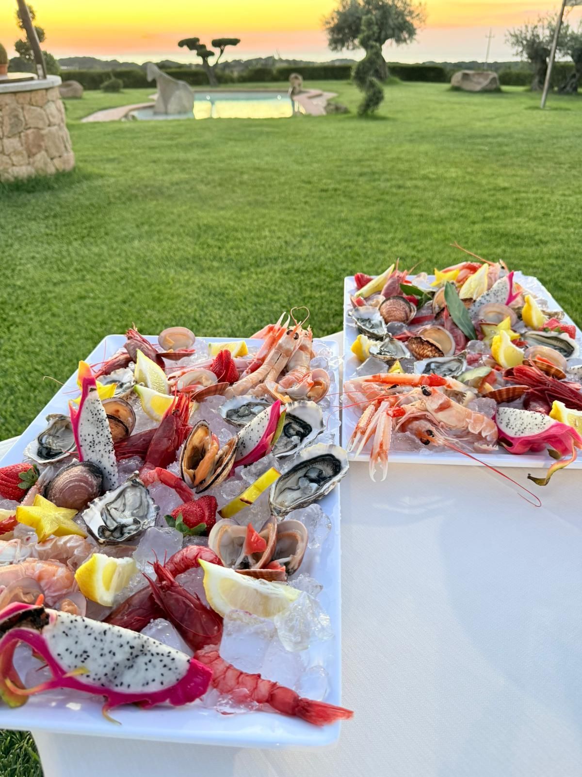 Dolci su tavoli bianchi in un evento all'aperto in giardino accanto a un edificio