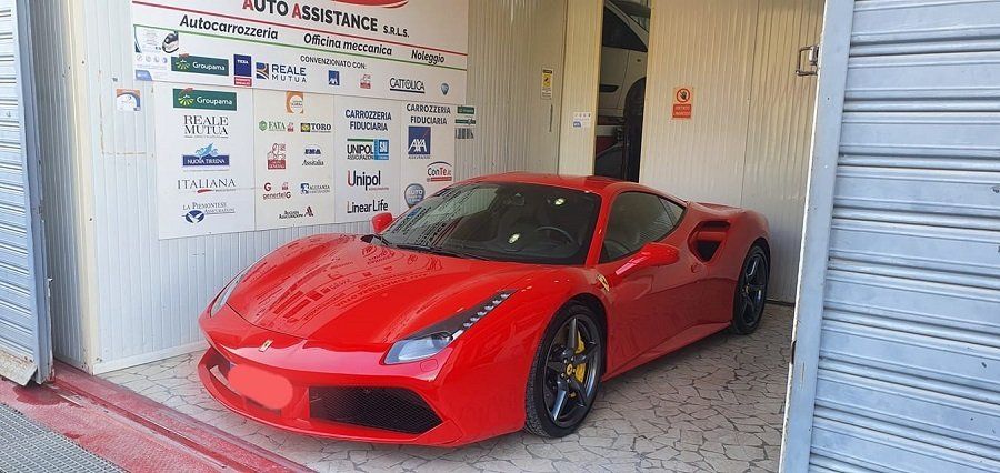 Auto sportiva rossa