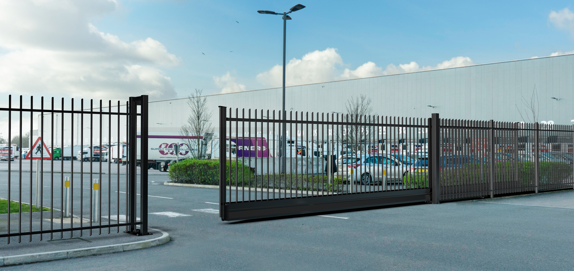 Er staat een hek om een parkeerplaats met daarop geparkeerde auto's.