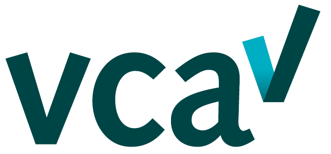 Een blauw en wit logo voor vcav op een witte achtergrond