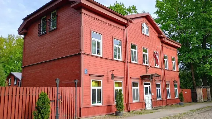 Audzinātāja smaidot ar bērnu