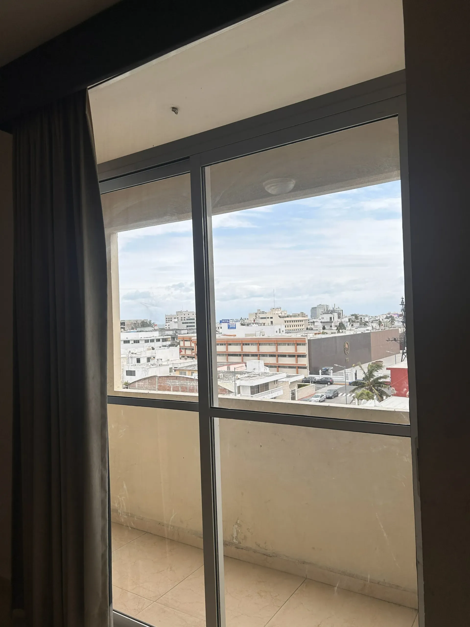 Vista desde un balcón que muestra un paisaje urbano con edificios de varias plantas.